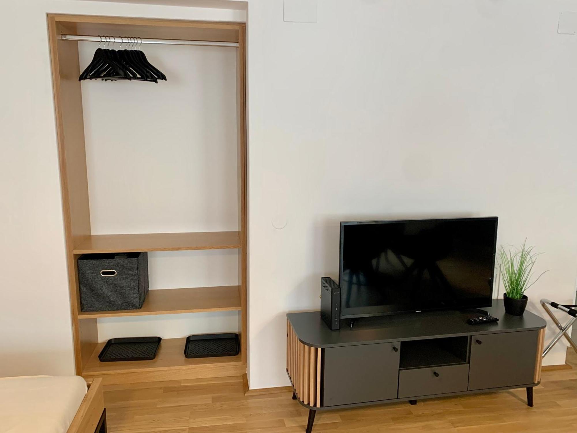 Air-Conditioned, Quiet Apartment With A Terrace In Center Of St Poelten - Smart Tv Sankt Poelten Buitenkant foto